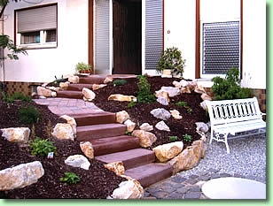 Vorgarten mit Treppe aus Naturstein